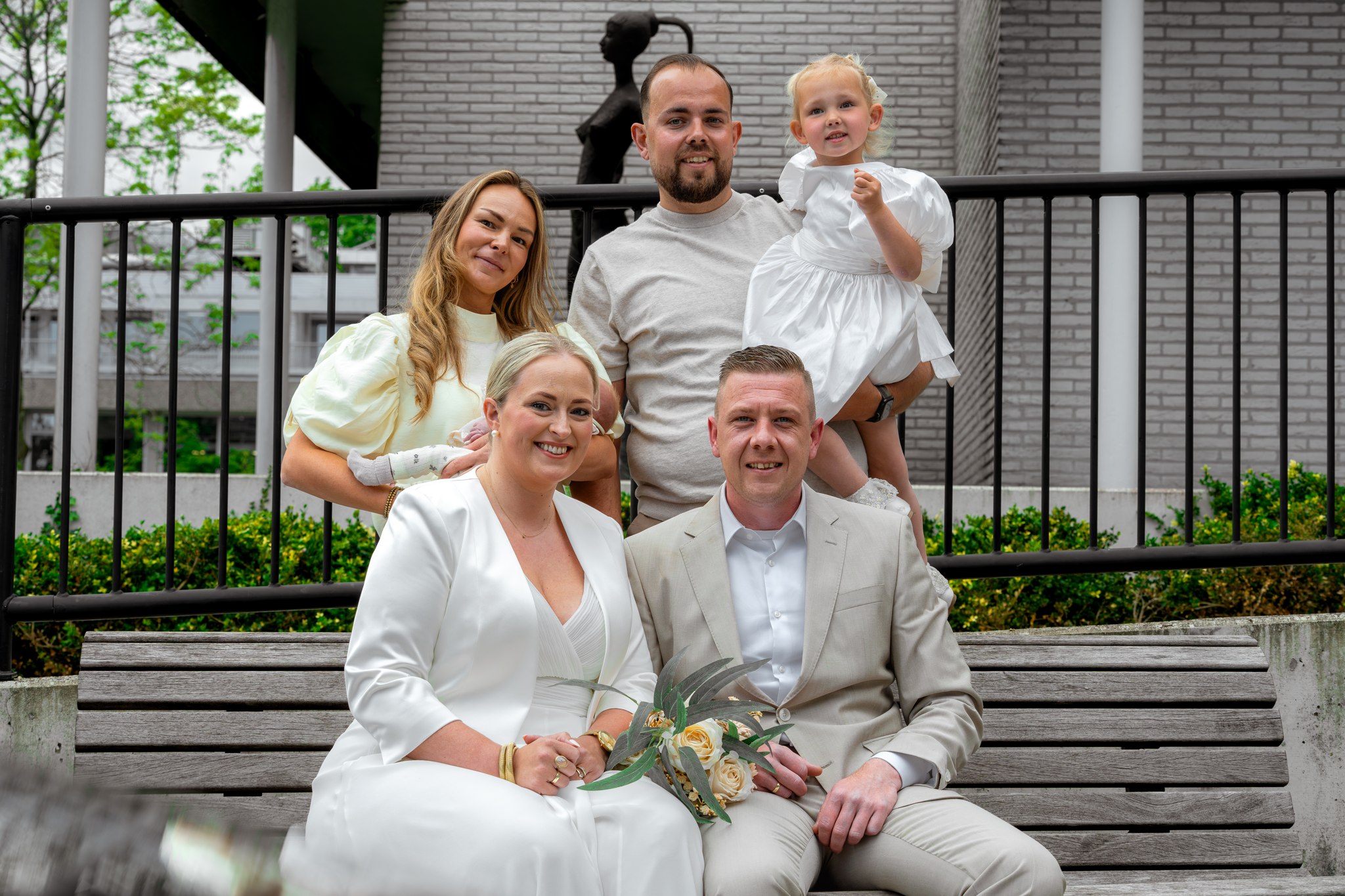 Familieportret tijdens de bruiloft van Sander en Anique