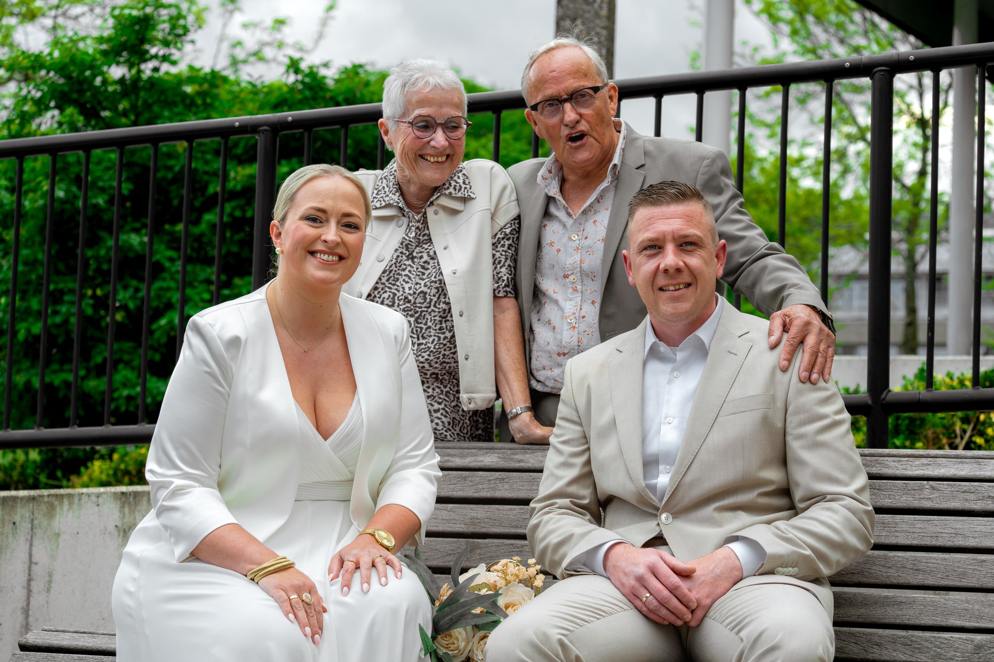Sander en Anique met familie tijdens hun trouwdag