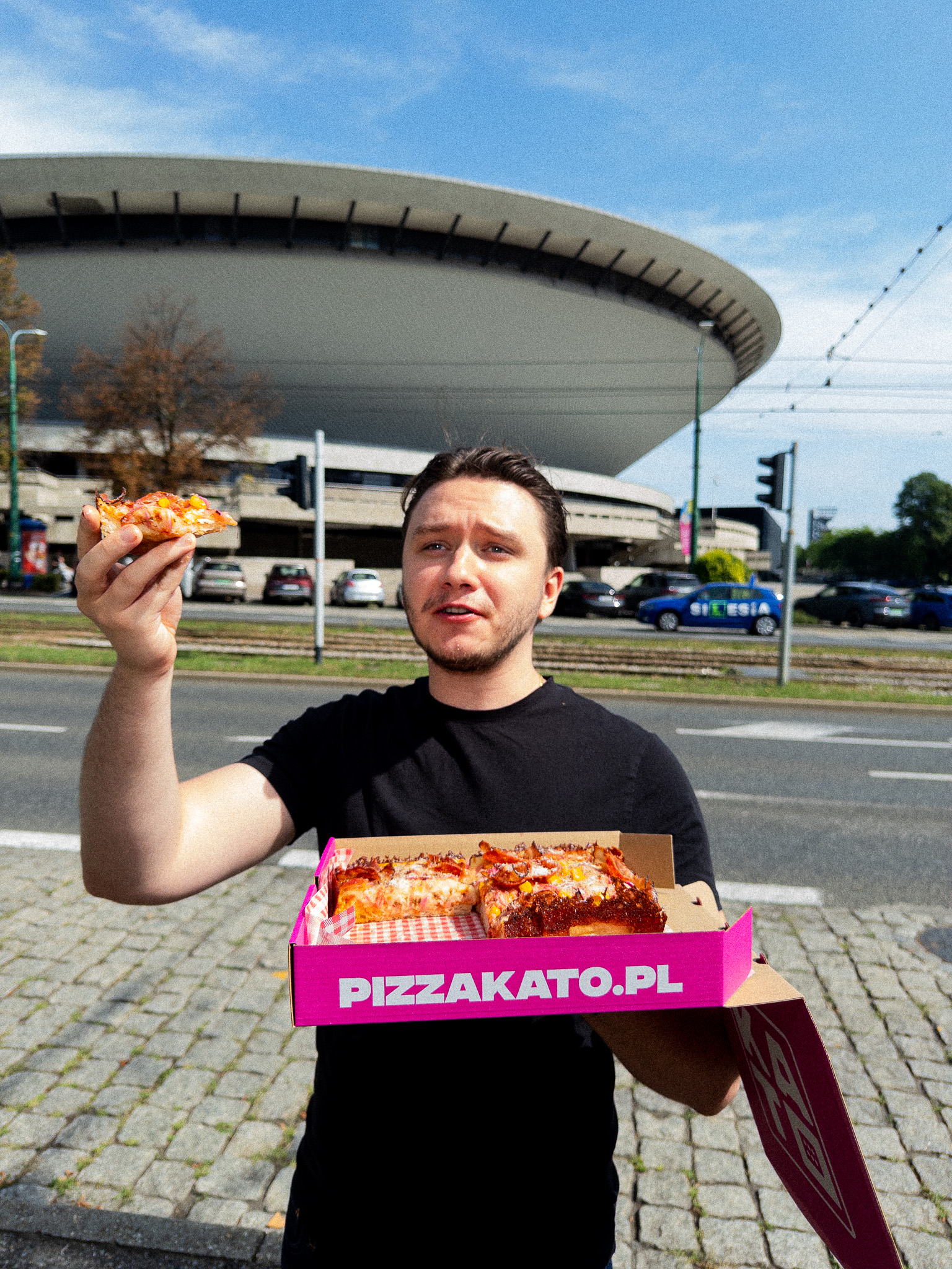 Klient z pizzą Kato Pizza przed Spodkiem w Katowicach