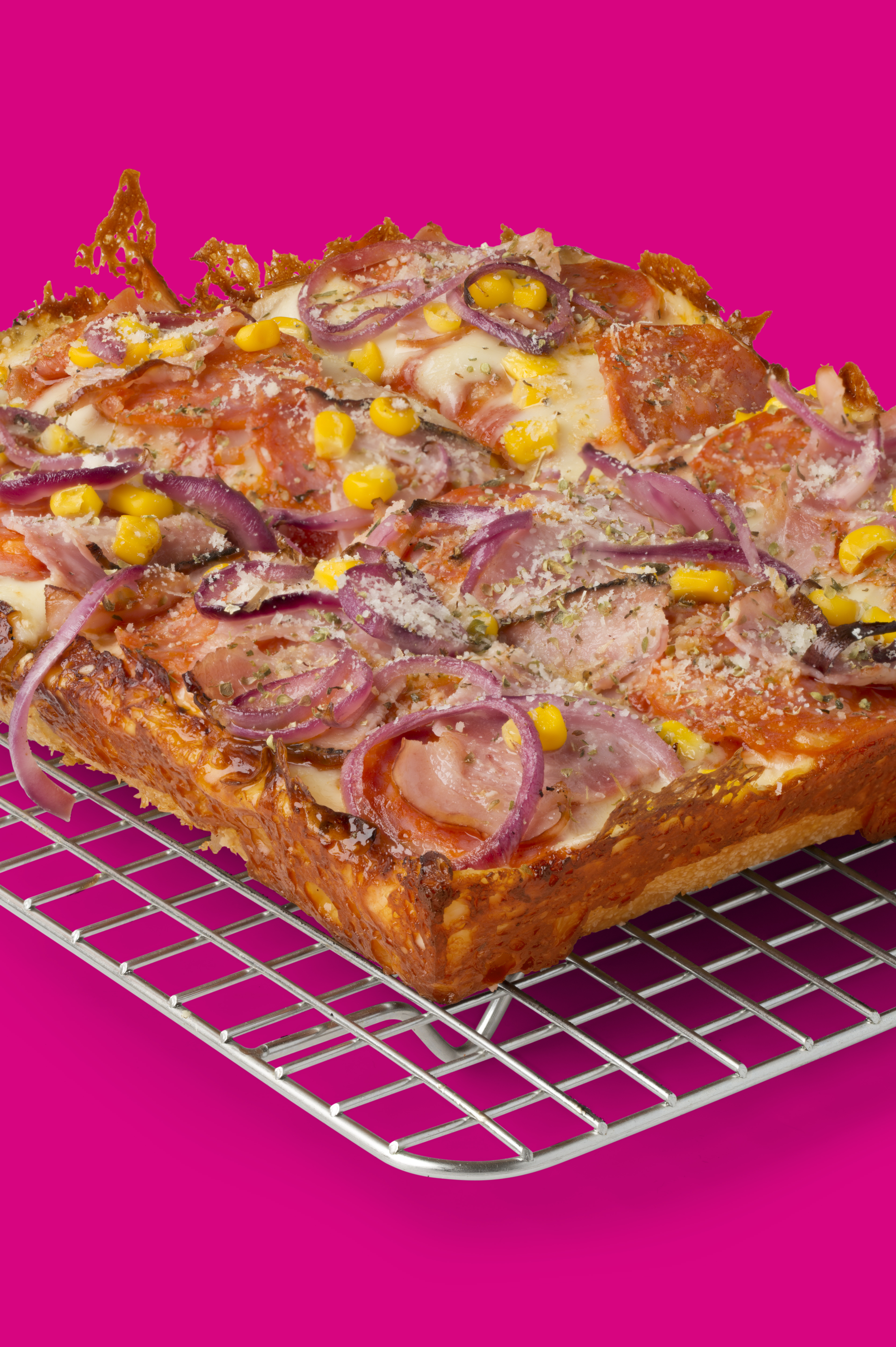 Pizza Kato w stylu Detroit z boczkiem, kukurydzą i czerwoną cebulą