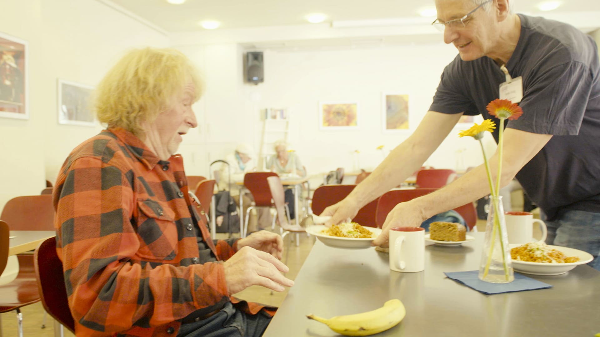Im Sozial-Café Augenblicke wird einem Gast eine warme Mahlzeit an den Tisch gebracht