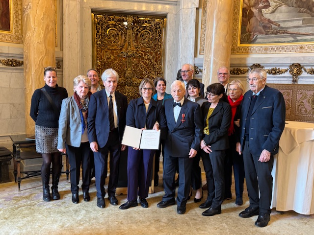 Gruppenfoto bei der Verleihung des Bundesverdienstkreuzes am Bande an Reimund C. Reich in einem festlichen Saal