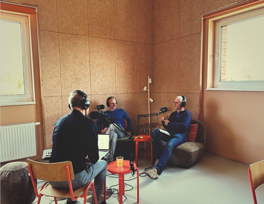 Gesprächsrunde an Mikrofonen bei der Aufnahme des Podcasts „Unter Nachbarn“ zum Trinitatis Quartier