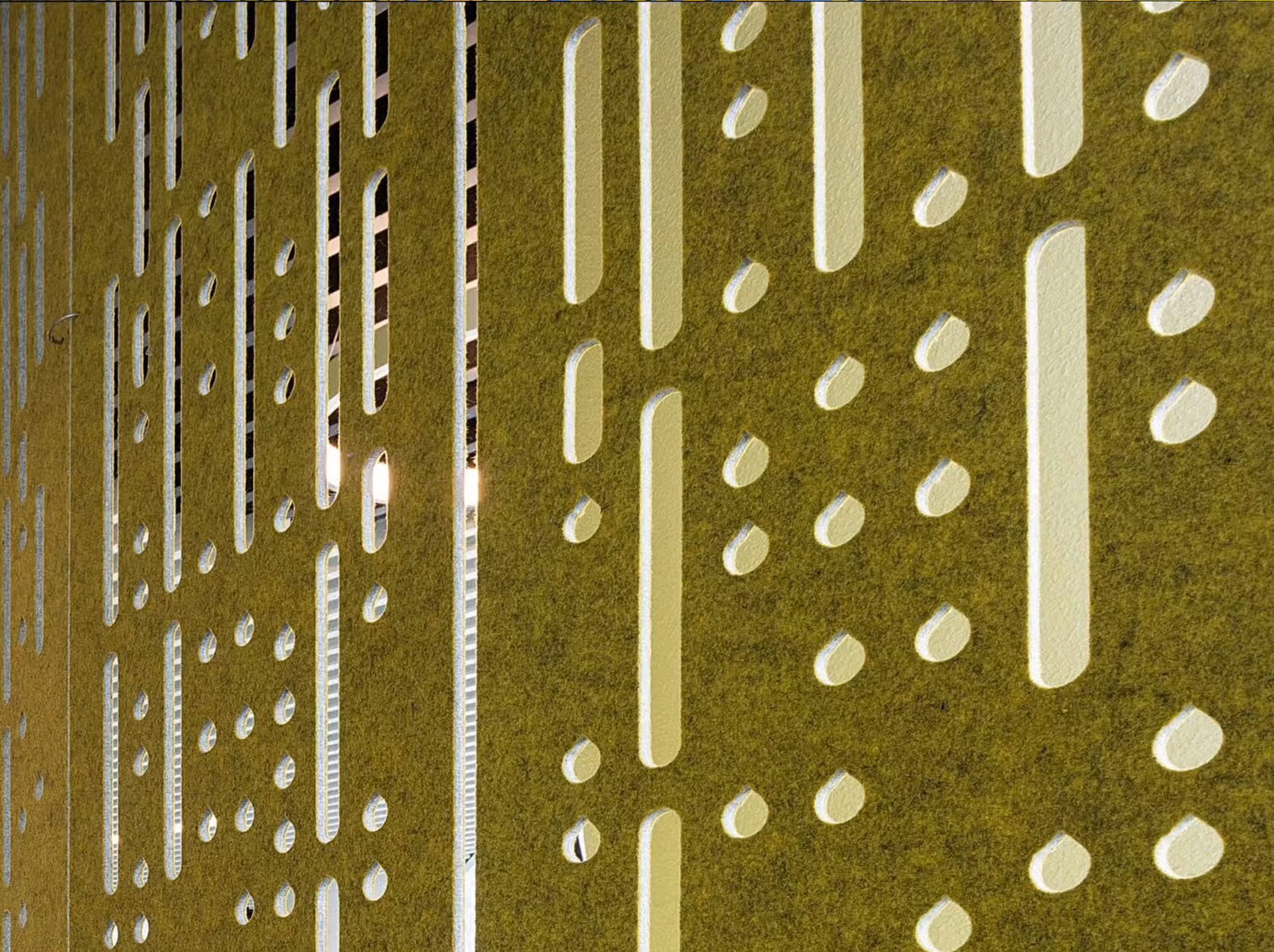 Mesh acoustic screen by Feltouch, view 1
