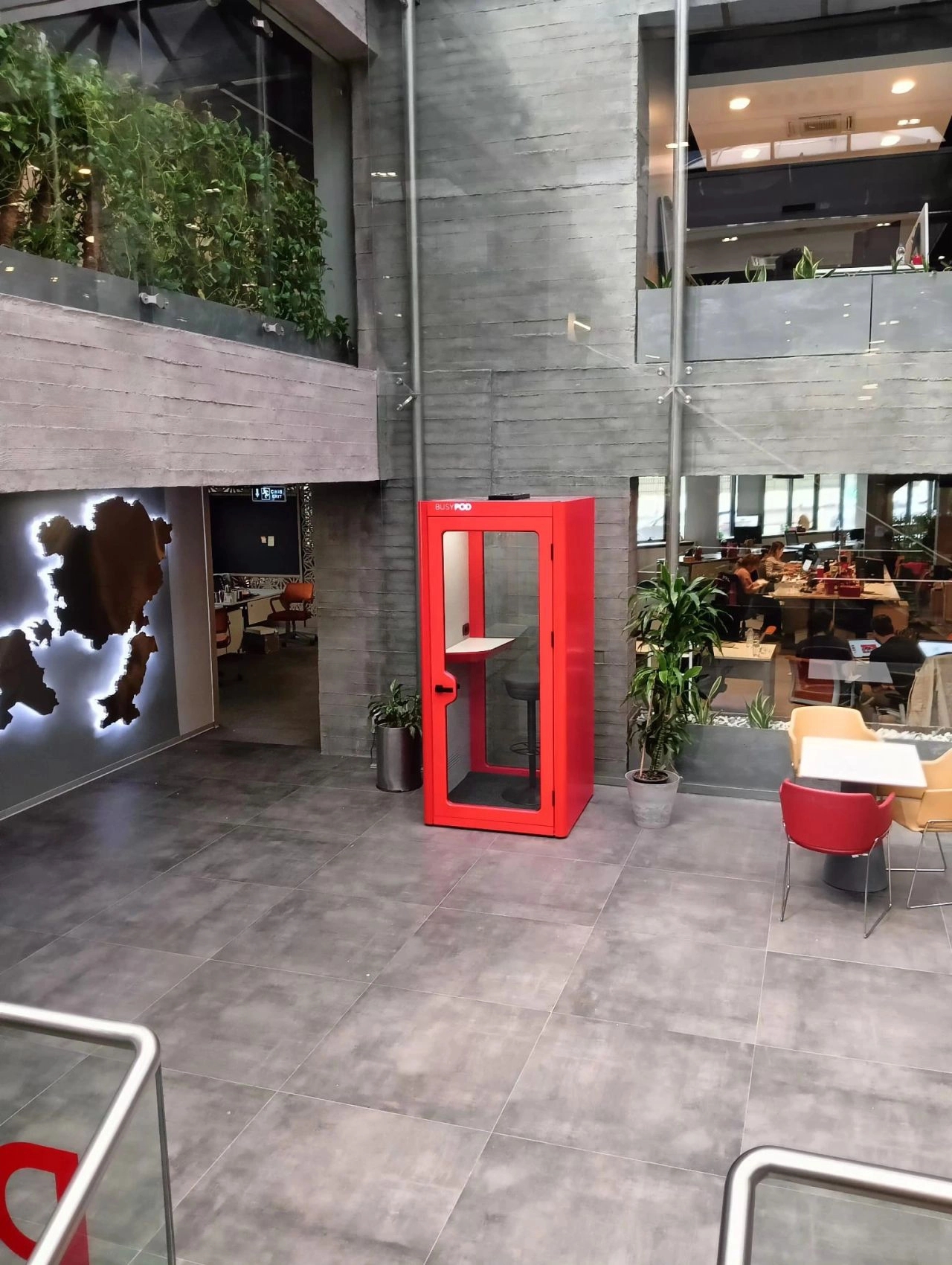Freestanding acoustic pod providing a private space in an open office