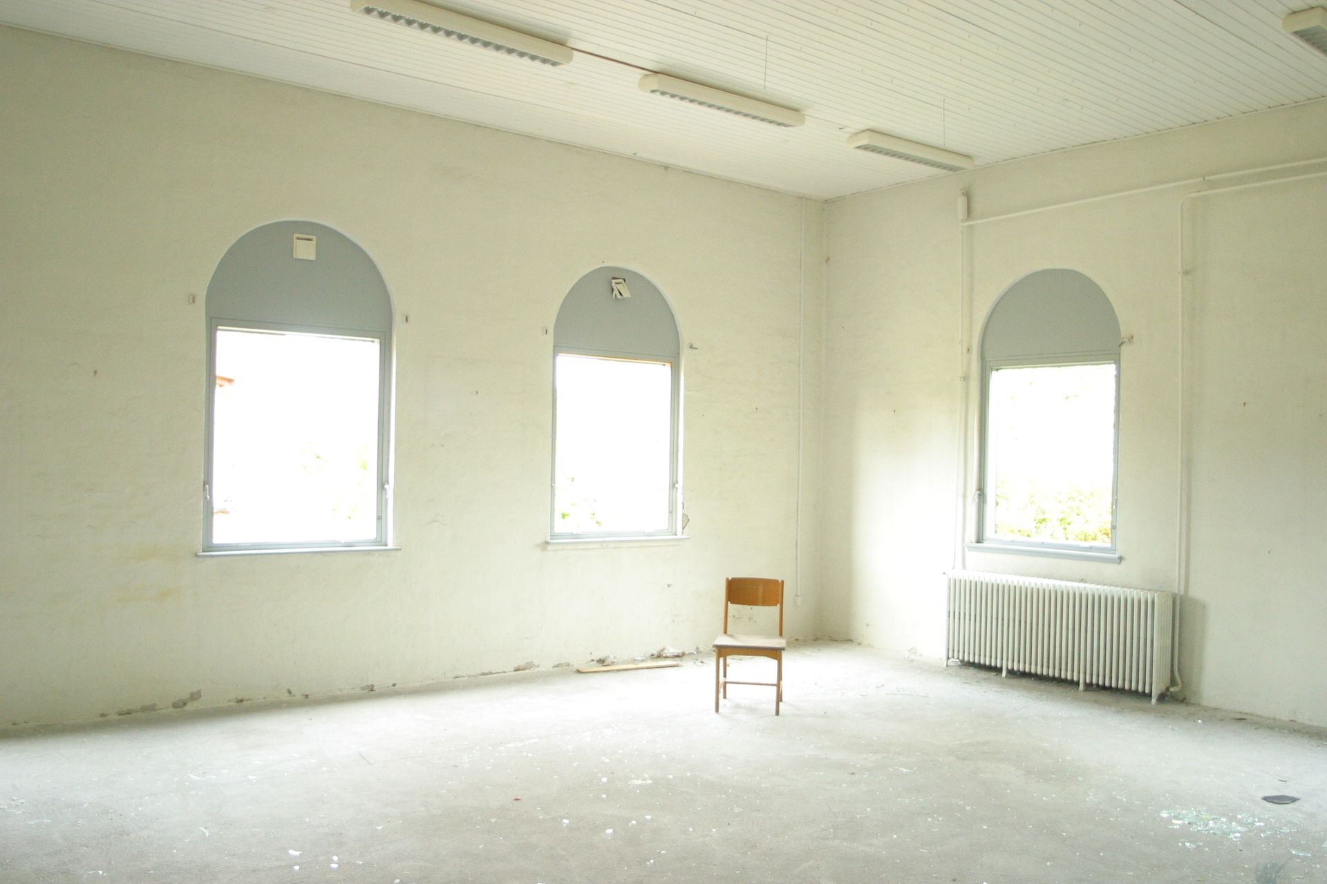 Bare plaster room with hard parallel walls that cause flutter echo
