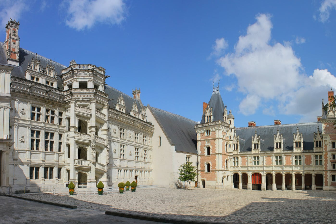La cour du château royal de Blois : une visite à prolonger dans les rues de la ville.