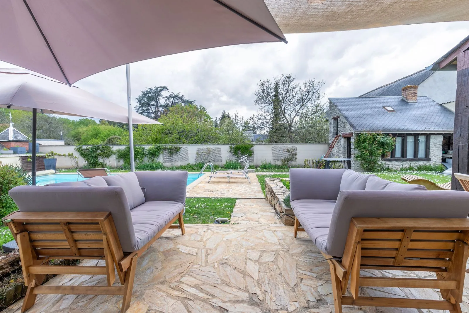 Les fauteuils de la terrasse face au jardin
