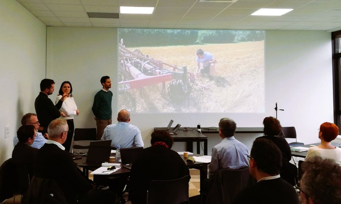 Augustin, Ghislaine (Directrice RSE Stéarinerie Dubois) et Grégoire (ReSoil) expliquent le projet aux collaborateurs de la Stéarinerie Dubois (©Stéarinerie Dubois, 2024)