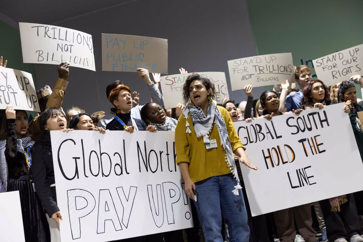 Des activistes demandent aux pays développés d'augmenter le montant destinés à financer l'action climatique dans les pays en développement. Source : UN Climate Change / Flickr