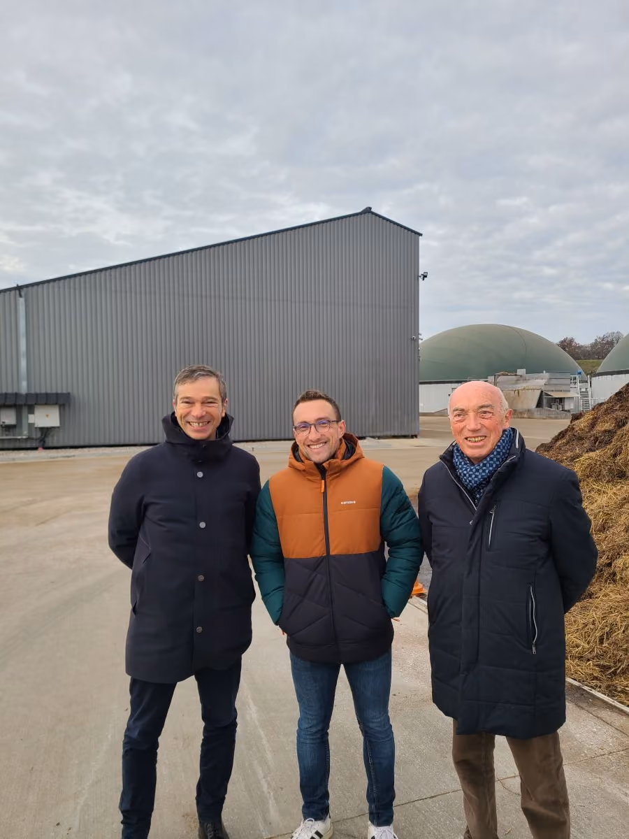 Visite - Photo dans le corps de ferme (de gauche à droite : François, président de Dauphiblanc – Maël, agriculteur en Isère – Alain Moyne-Bressand)