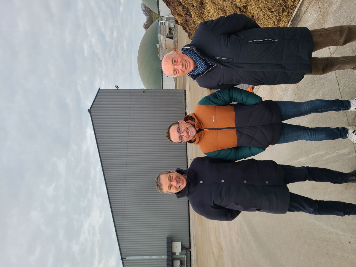Visite - Photo dans le corps de ferme (de gauche à droite : François, président de Dauphiblanc – Maël, agriculteur en Isère – Alain Moyne-Bressand)