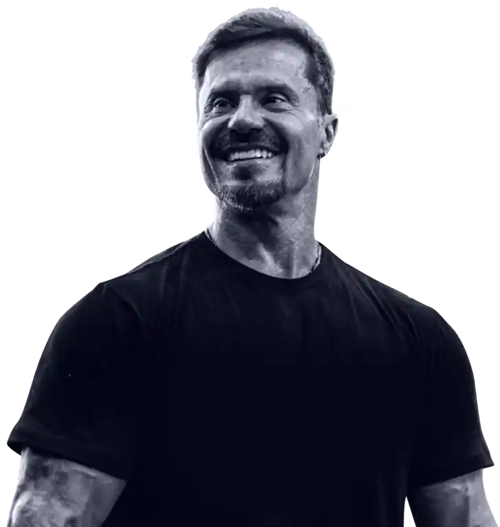 Homem sorrindo com seguro Loovi