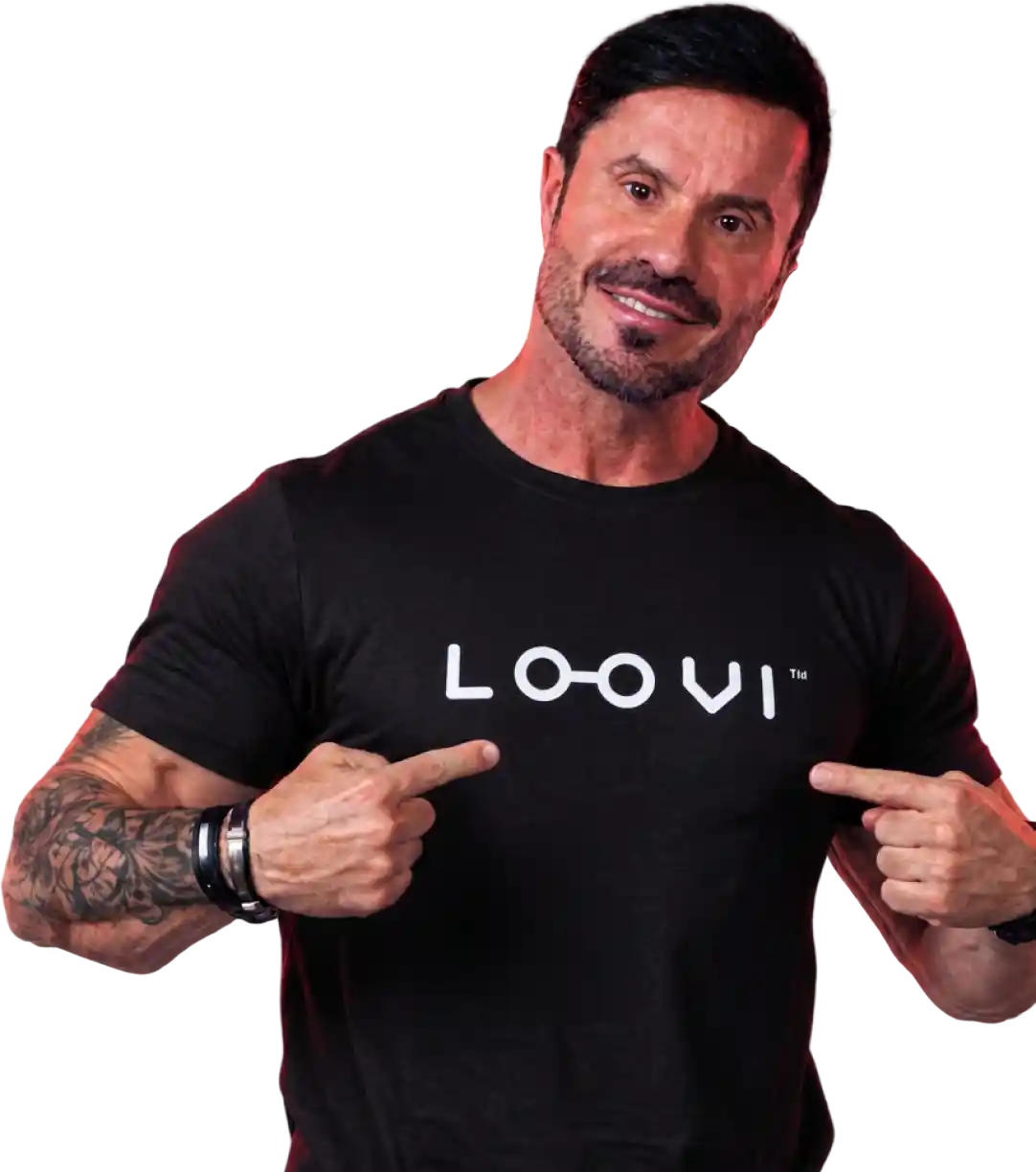 Homem vestindo camiseta da Loovi