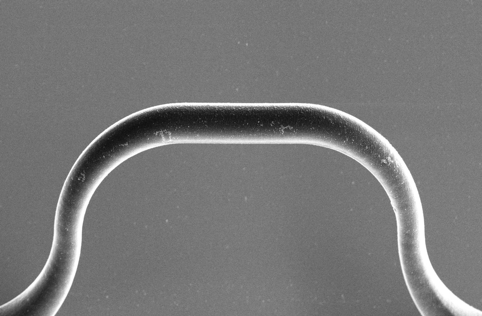 Scanning electron micrograph of a U-bent waveguide, a single arch written above the substrate.