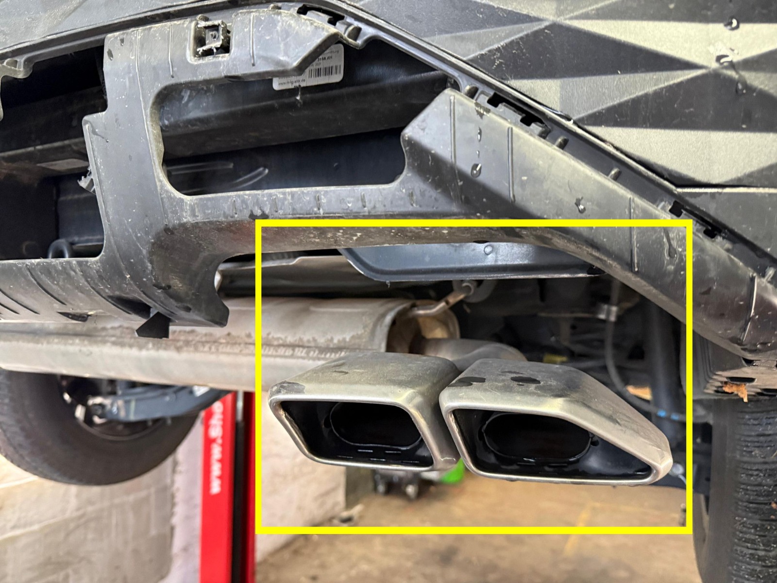 Freigelegter Heckbereich mit markiertem Detail hinter dem Stoßfänger.