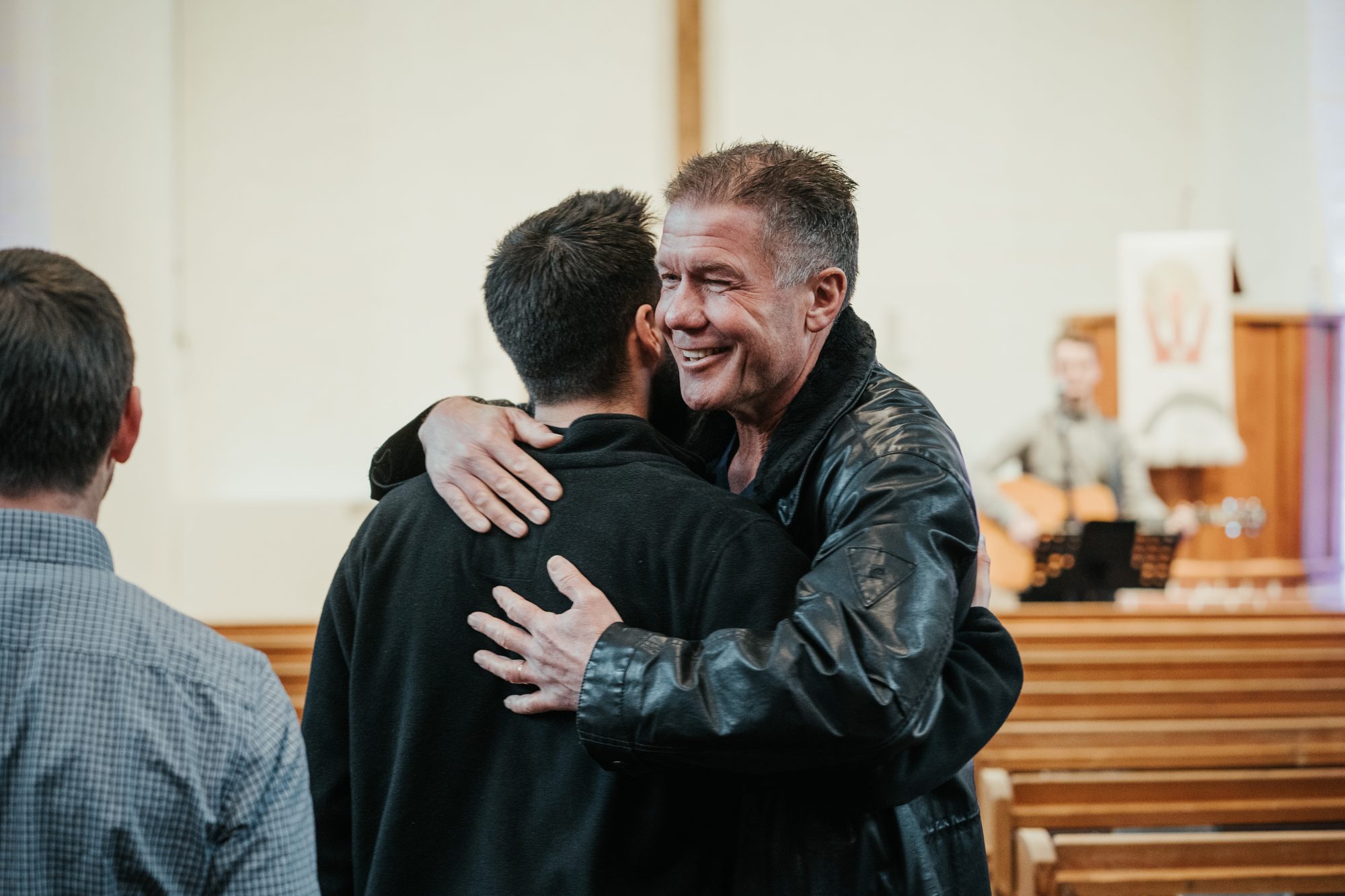 Herzliche Umarmung im Gottesdienst
