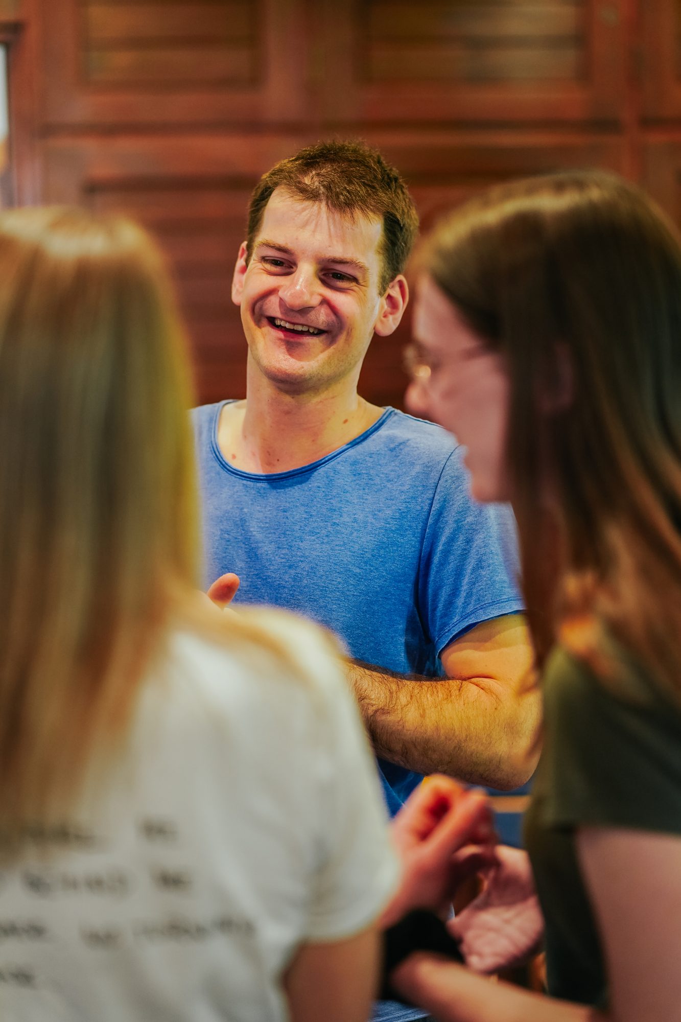 Junge Menschen lachen gemeinsam im Gemeindehaus