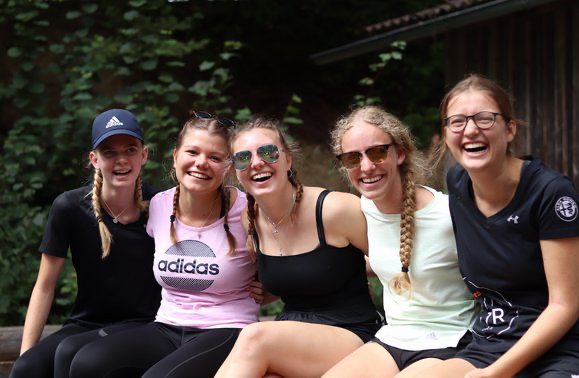 Jugendliche lachen gemeinsam