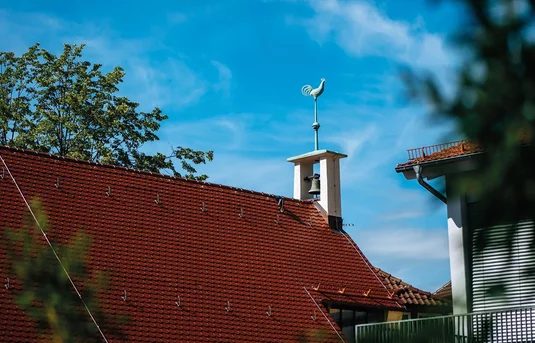 Dach und Glockenturm der Ludwig-Hofacker-Kirche