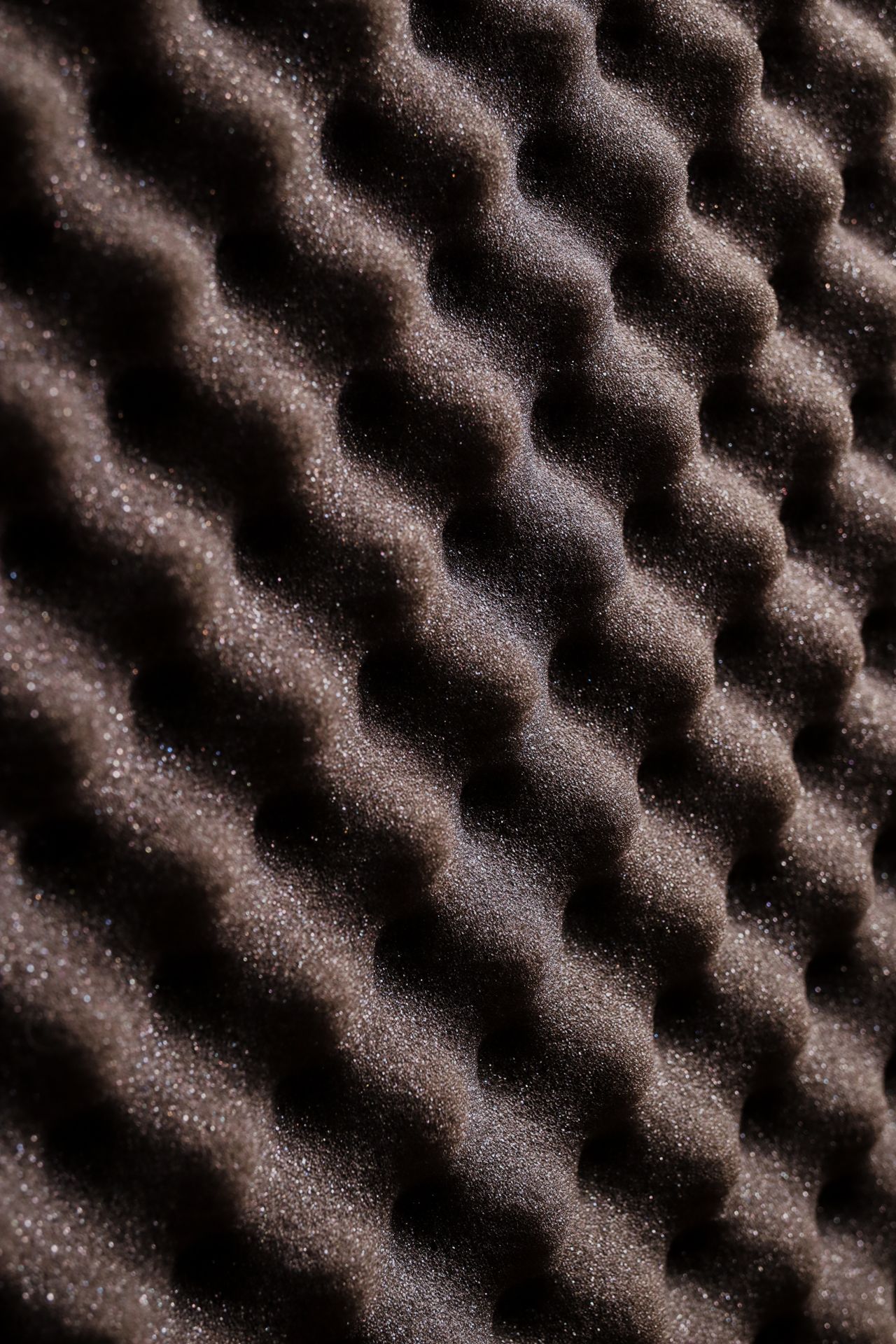 Textura de un panel de espuma acústica en primer plano. Representa la absorción del ruido publicitario y la filtración de datos para optimizar campañas de medios pagados.