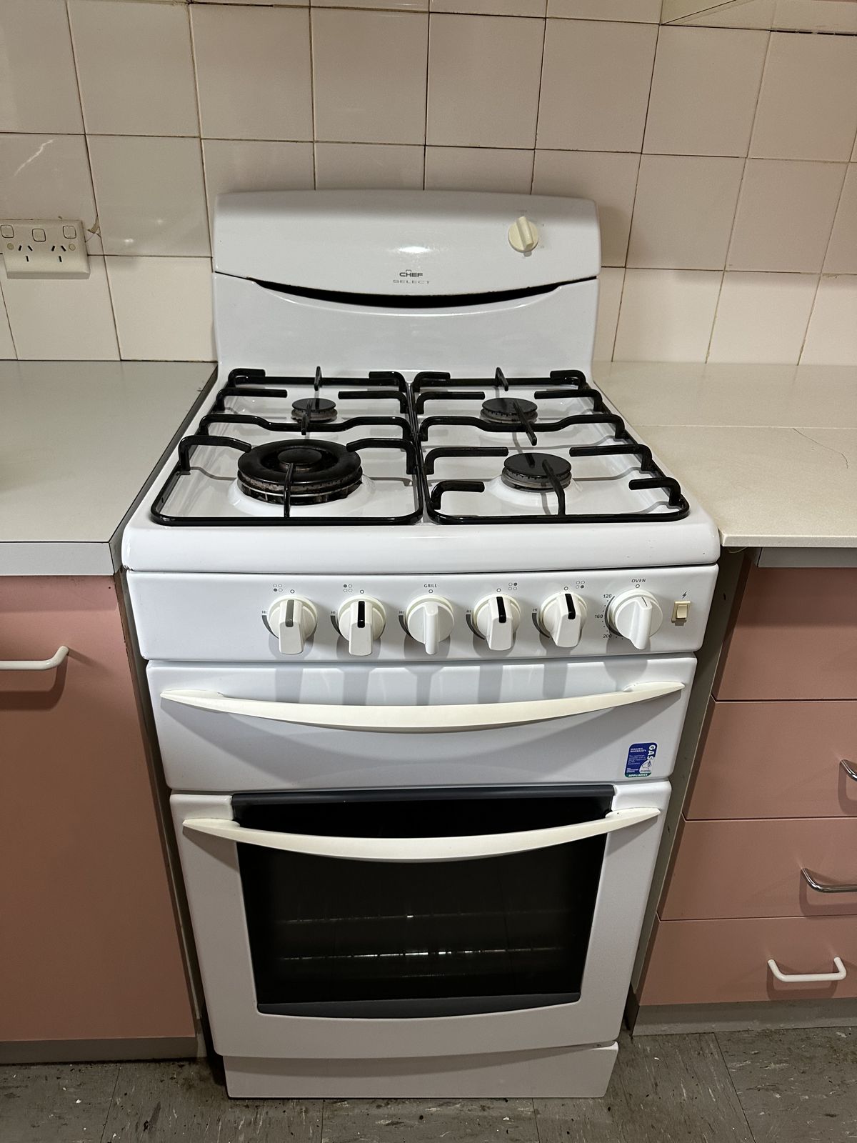 The same freestanding oven and cooktop cleaned after a deep clean