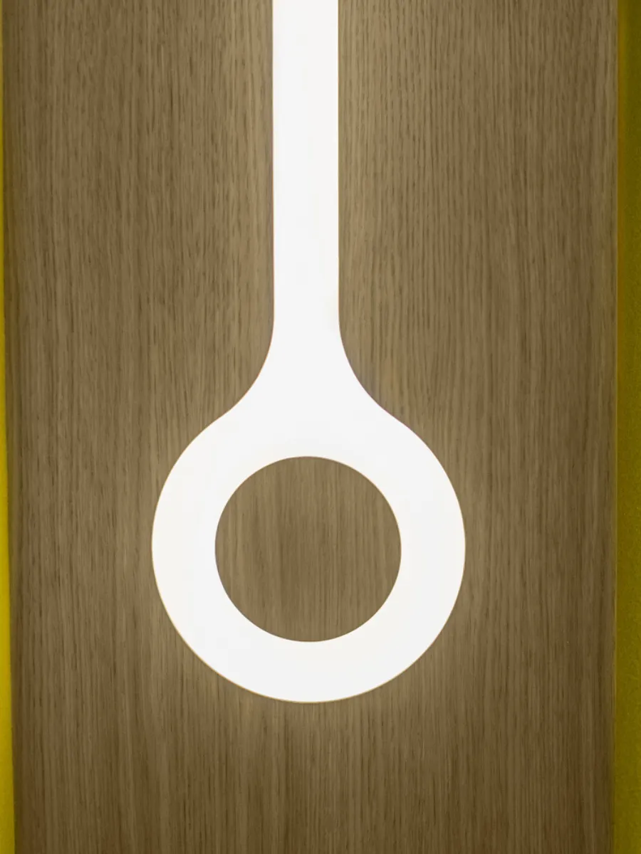 Luminaire en anneau sur bois clair, détail de notre hôtel éco-responsable Paris 1er