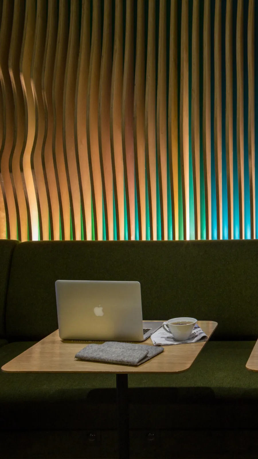Table de travail avec ordinateur sous les lattes lumineuses, bar lounge design Paris 1er