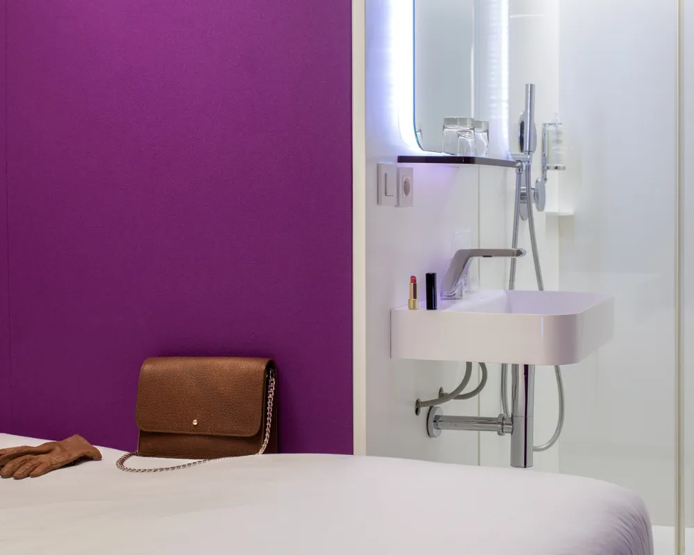 Chambre Cocoon violette et vasque rétroéclairée, hôtel capsule à Paris 1er
