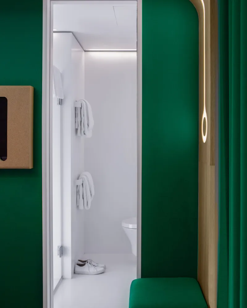 Entrée vert émeraude vers la salle de douche, chambre Cocoon, hôtel capsule Paris 1er