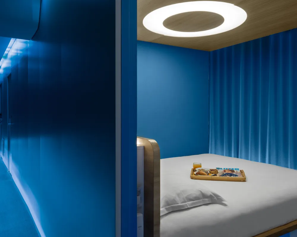 Chambre Cocoon bleue et plafonnier en anneau, hôtel capsule à Paris 1er