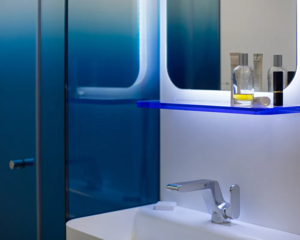 Vasque et tablette bleue lumineuse, salle d'eau Cocoon, hôtel capsule Paris 1er
