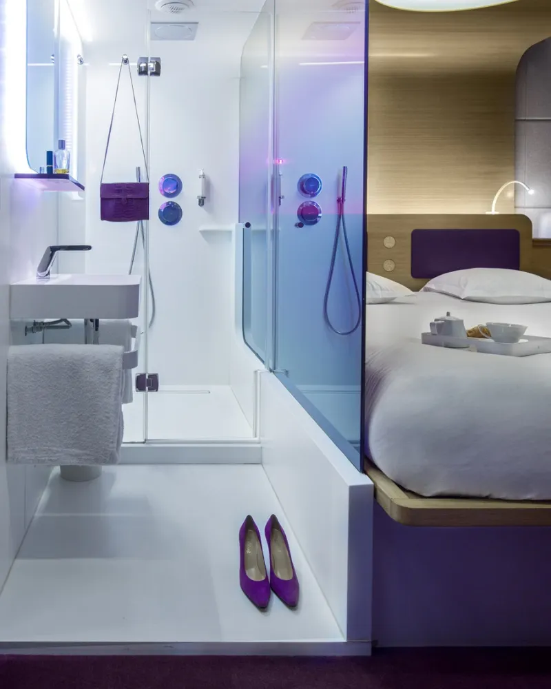 Salle de bains ouverte sur le lit, chambre Odyssey, hôtel capsule à Paris 1er