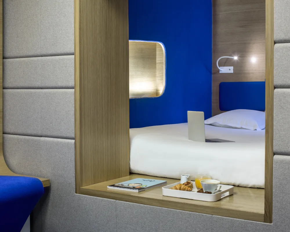 Lit encastré de la capsule Galileo bleue, hôtel capsule à Paris 1er