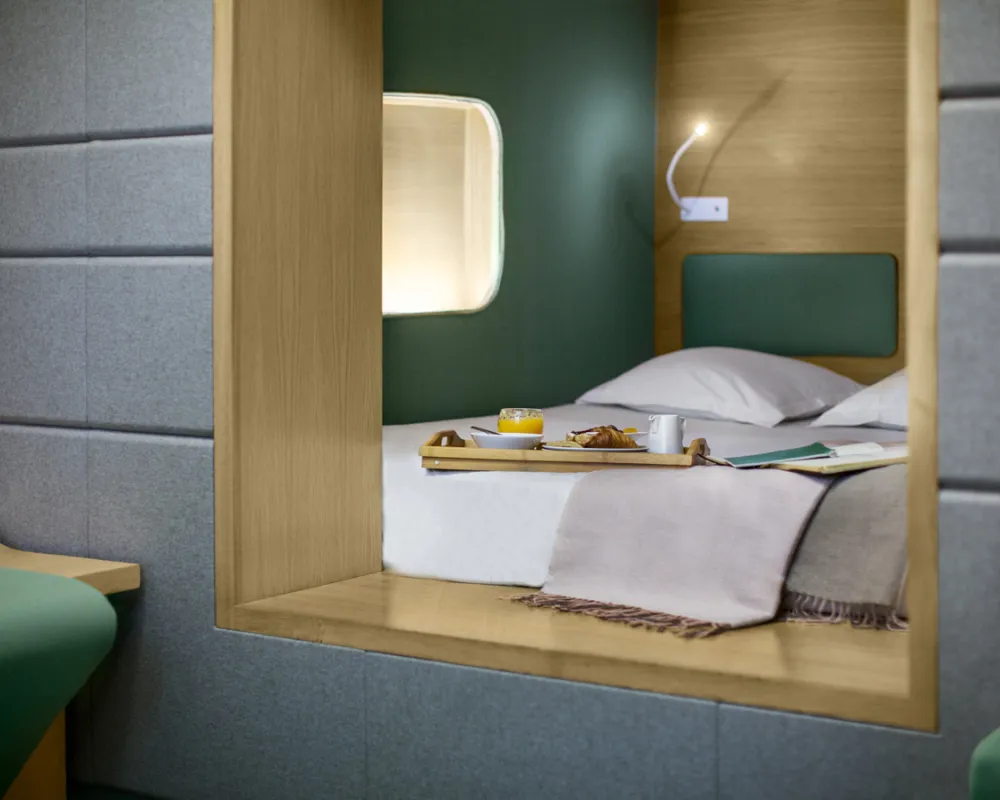 Chambre Galileo verte avec plateau petit-déjeuner, hôtel capsule à Paris 1er