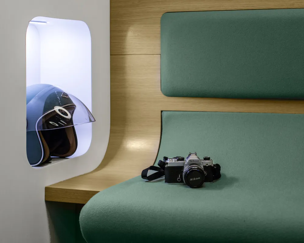 Banquette verte et niche éclairée, chambre Galileo, hôtel capsule à Paris 1er