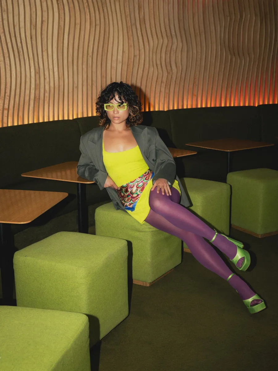 Green Room privatisable, poufs verts et lattes de bois, boutique-hôtel Paris 1er