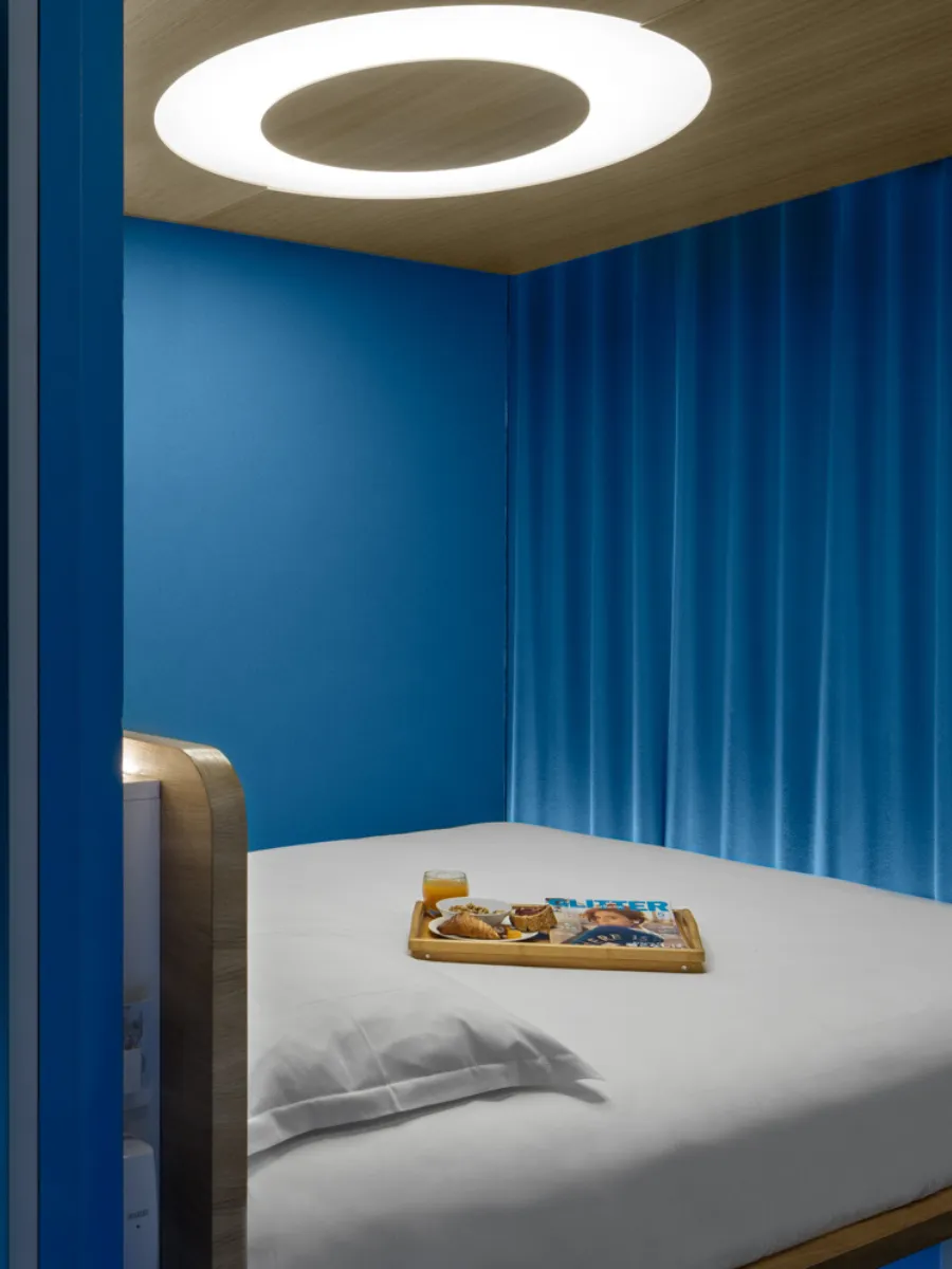 Chambre capsule bleue et plafonnier en anneau, hôtel insolite à Paris 1er