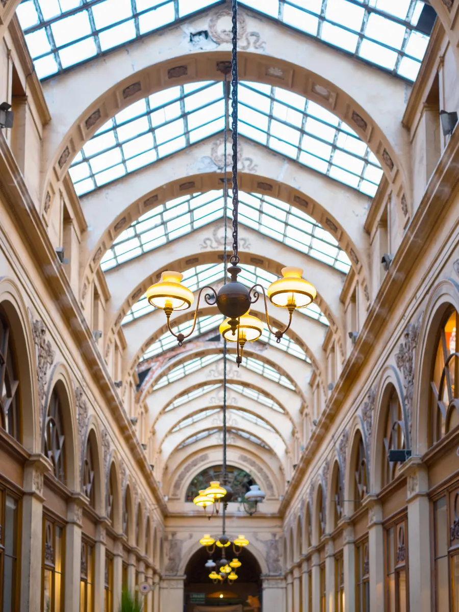 Galerie couverte sous verrière et lustres, à voir autour de notre hôtel Louvre
