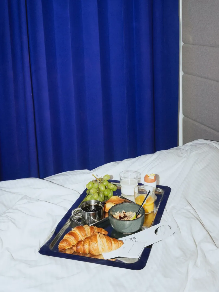 Plateau croissants et granola au lit, petit-déjeuner buffet de l'hôtel Paris 1er