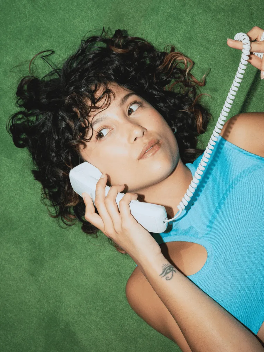Femme au téléphone sur moquette verte, ambiance du bar lounge design Paris 1er