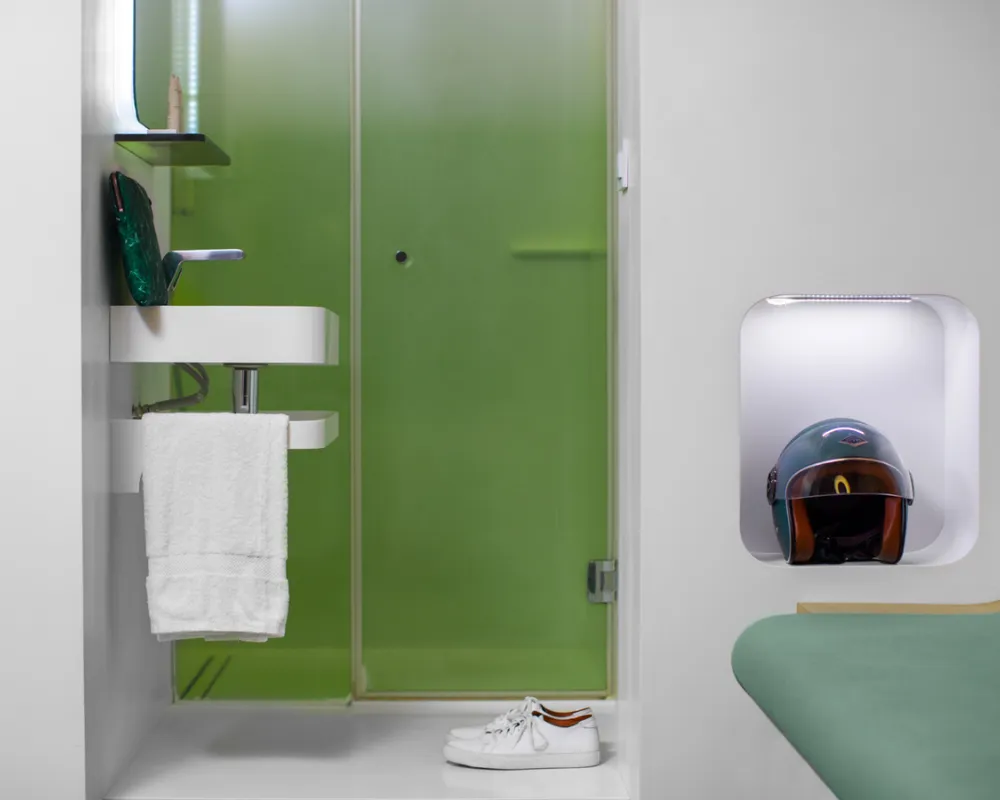 Douche vitrée verte et vasque blanche, chambre Galileo, hôtel capsule Paris 1er