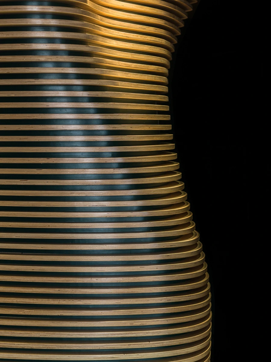 Paroi sculpturale en lattes de bois éclairées, hôtel design signé ORA-ÏTO Paris 1er