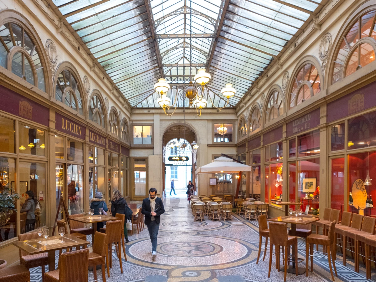 Passage couvert parisien et ses terrasses, à pied de l'hôtel design à Paris 1er