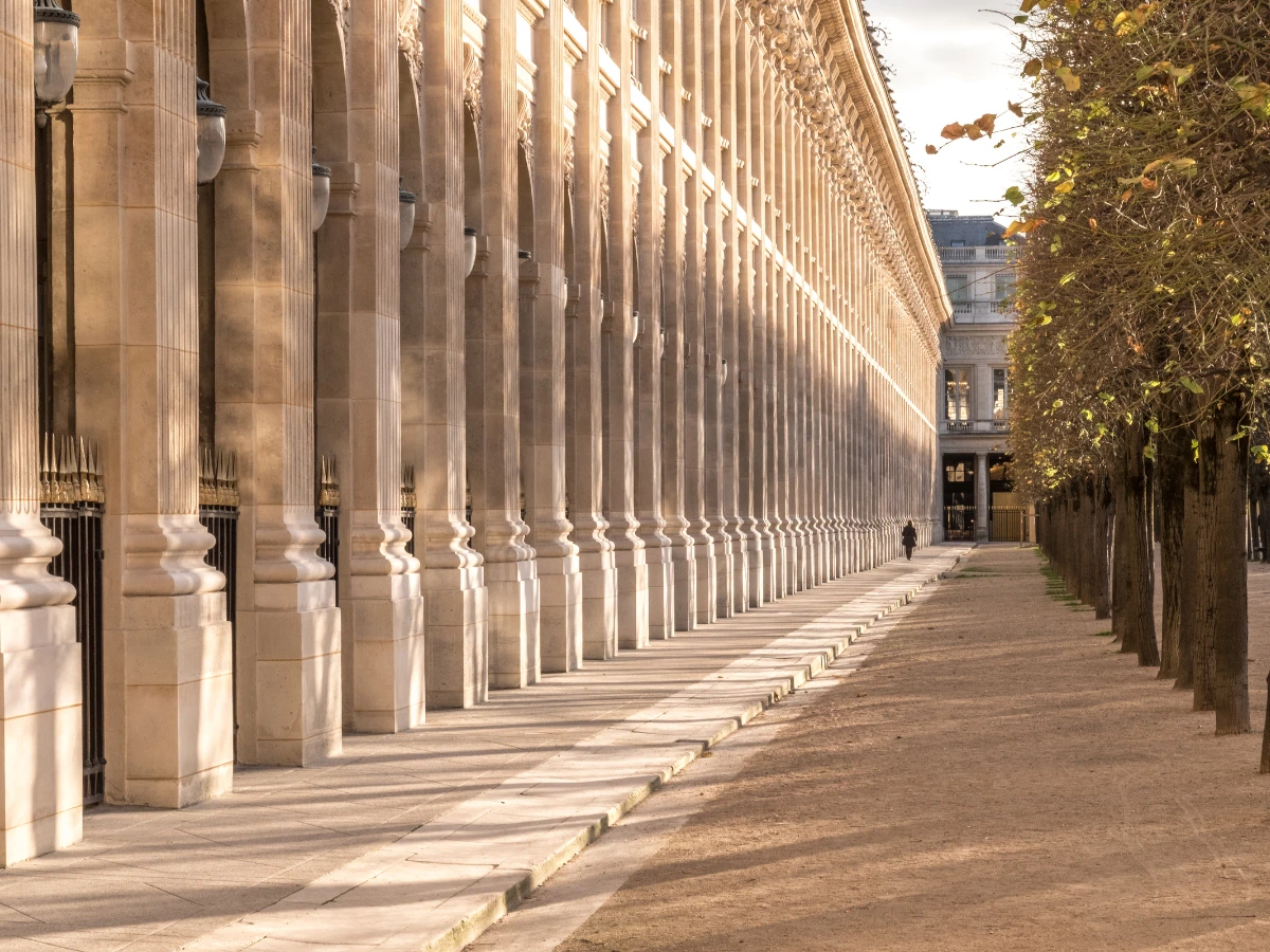Arcades du Palais-Royal baignées de lumière, près de l'hôtel design à Paris 1er