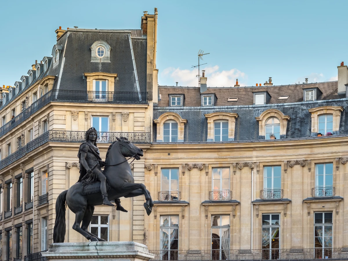 Statue de Louis XIV place des Victoires, près de l'hôtel design à Paris 1er