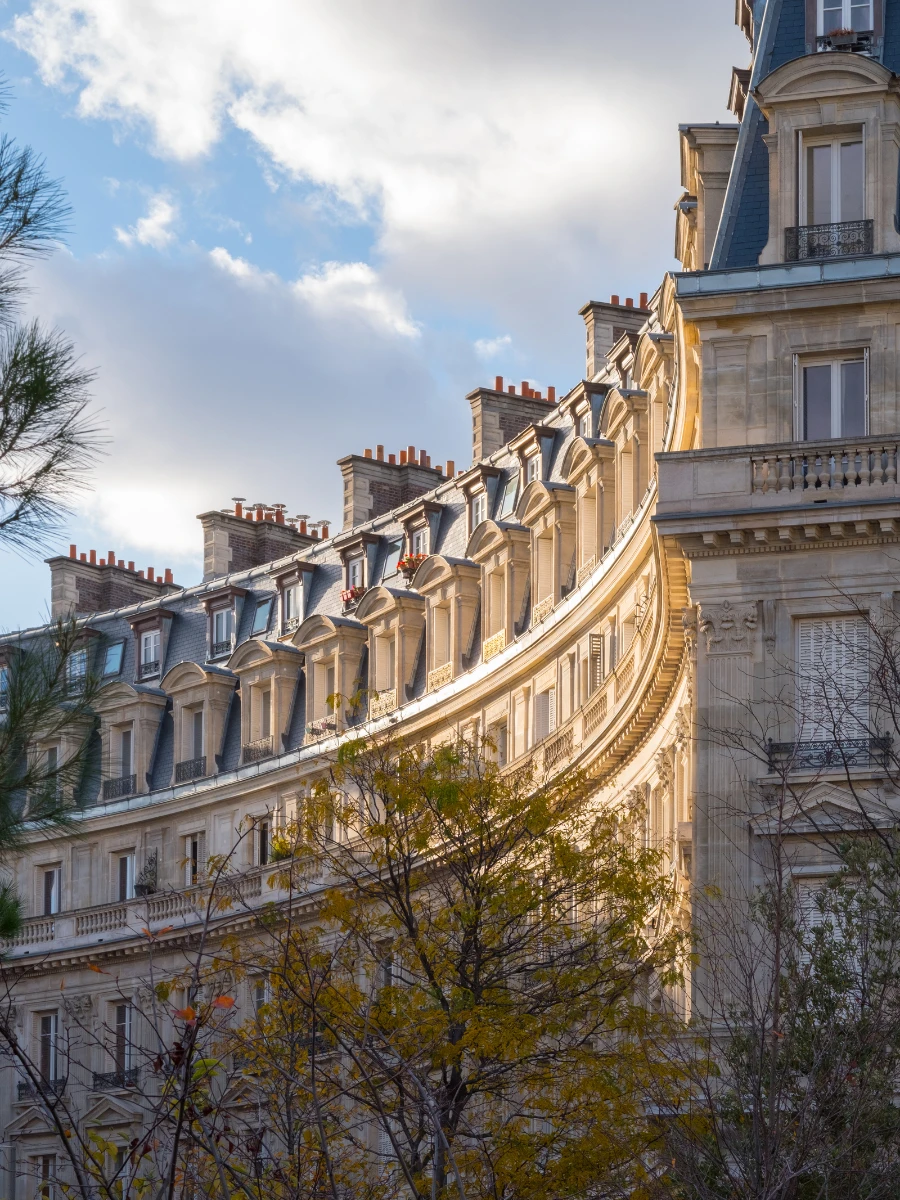 Immeuble haussmannien en courbe au soleil, quartier de l'hôtel design Paris 1er