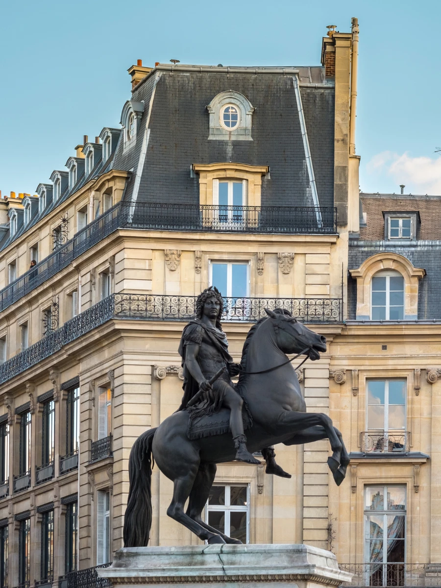 Statue équestre place des Victoires, à quelques minutes de l'hôtel Louvre Paris 1er