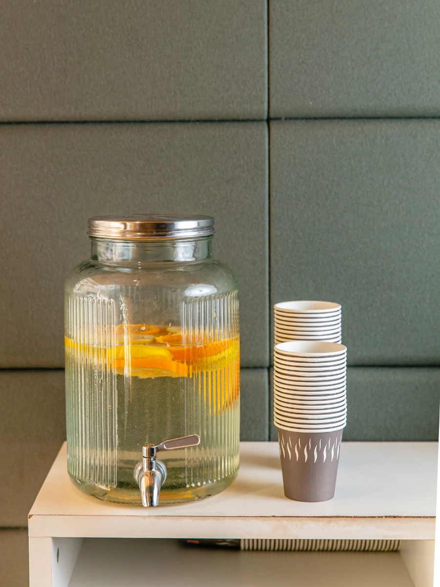 Fontaine d'eau aux agrumes de l'Honesty Bar, boutique-hôtel design à Paris 1er