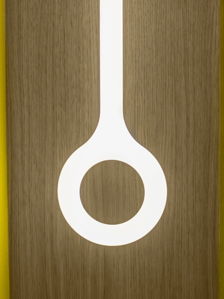 Luminaire en anneau sur bois, boutique-hôtel design éco-responsable à Paris 1er